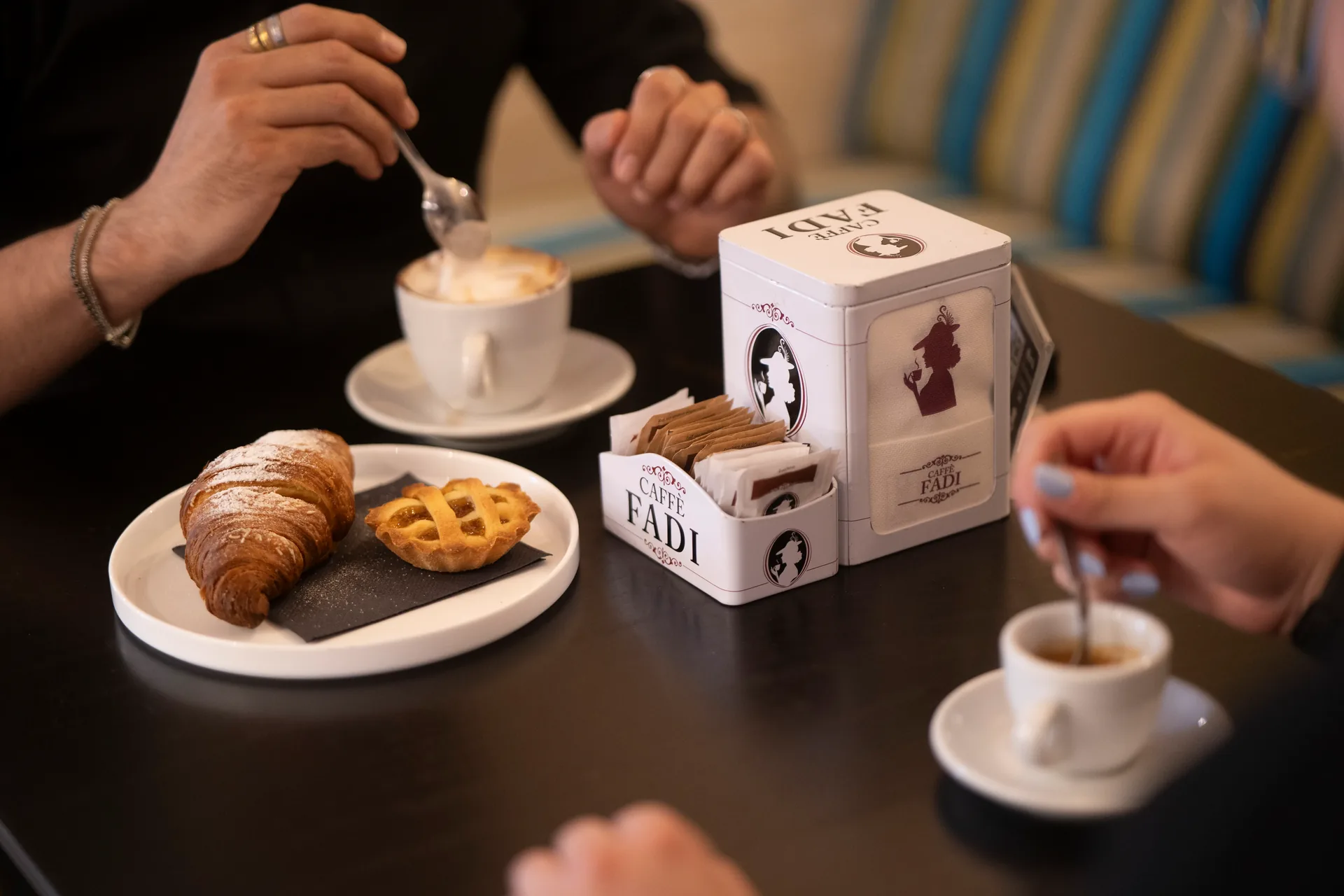 Colazione con caffè, cornetto e crostatina al Dandy Bistrot