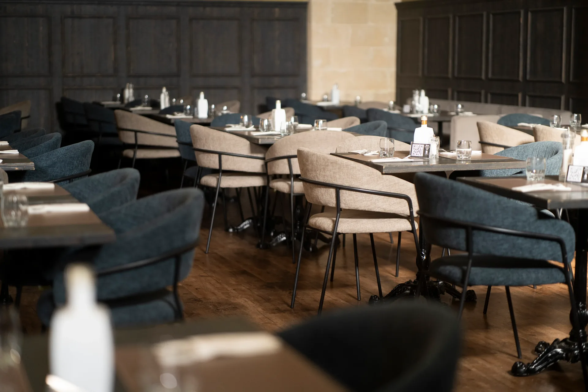 Sala del Dandy Bistrot apparecchiata per il servizio